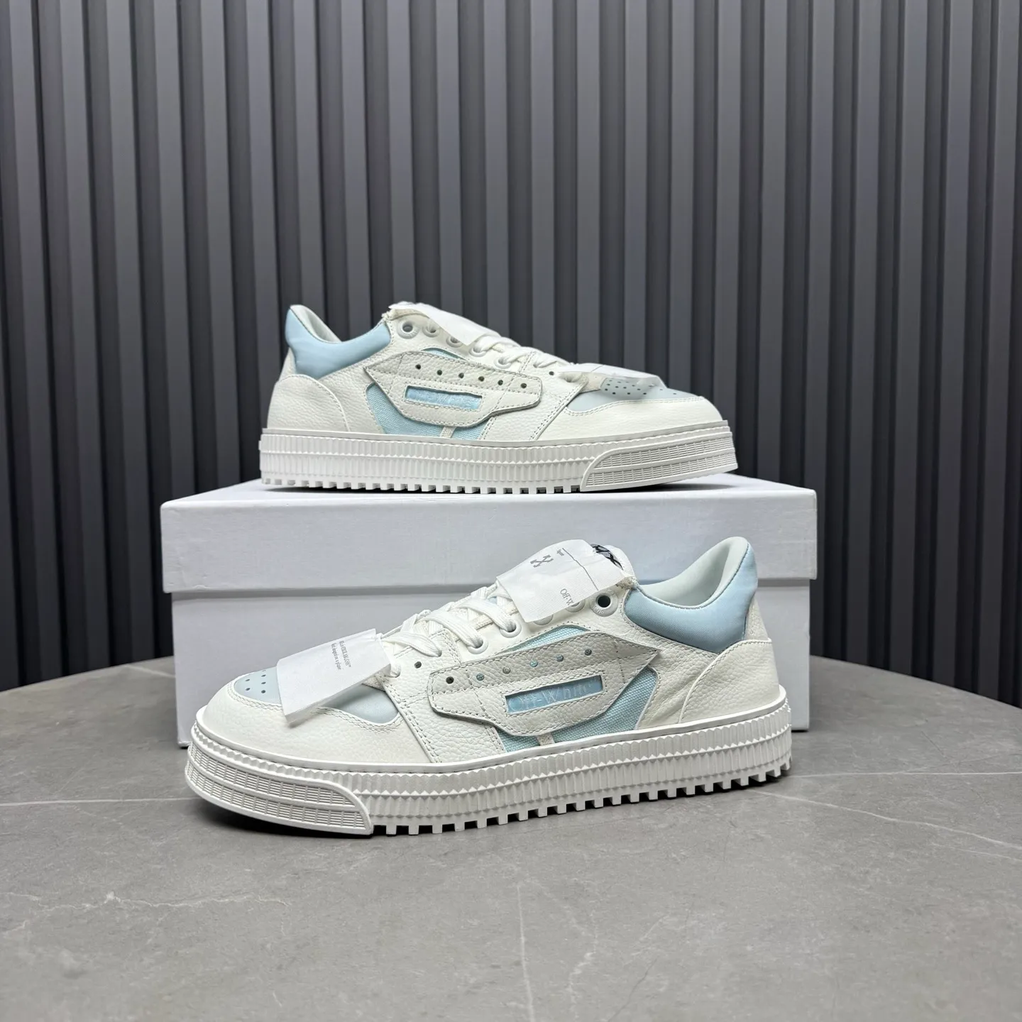 Men's shoes💰680 OFF WHITE ⚡️Couple style⚡️The latest spring style street casual shoes, released with the highest quality version on the market👊Series original mold opening, original lasting, production technology 1:1 original version➰🔜The best choice for more and more celebrities and Internet celebrities🔸In the classics Changes in the code🔸Innovate in the trend🔸Strive to break away from the shackles of bad street design🔝Although he is not the originator of fashion design, he is definitely a shining dark horse in avant-garde design🐴🆙Do not follow the trend🔅Not universal beauty🔅 Fabric💯First-layer cowhide Lining💯Imported skin-friendly and environmentally friendly polyester mesh Foot pads💯Original molded high-elastic environmentally friendly molding pads Midsole💯Made with original last-last technology Outsole💯Rubber outsole Packaging💯Official website synchronizes full set of packaging (brand wrapping paper, brand certificate, brand cloth bag) Code numbers 35-44, 45 46 Customized